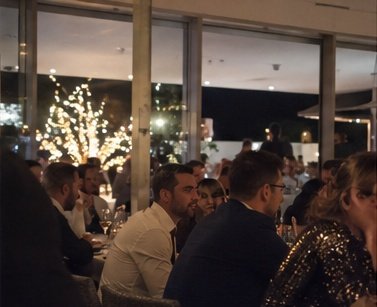 Comedor con árbol iluminado